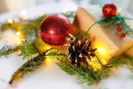 Téléchargez les photos : Noël et Nouvel An fond. Décoration festive sur la table. - en image libre de droit