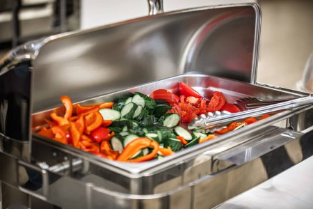 Téléchargez les photos : Restauration buffet cuisine intérieure dans un restaurant de luxe avec viande fruits et légumes colorés. - en image libre de droit