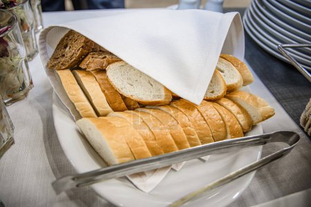 Téléchargez les photos : Différents types de pain sur une table à buffet lors d'une réception de mariage. - en image libre de droit