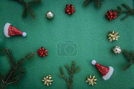 Téléchargez les photos : Composition de Noël. Décoration festive sur fond vert. Pose plate, vue du dessus, espace de copie - en image libre de droit