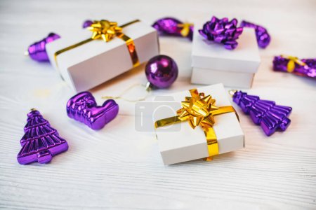 Foto de Decoración de Navidad y caja de regalo en color violeta púrpura lavanda sobre fondo blanco. - Imagen libre de derechos