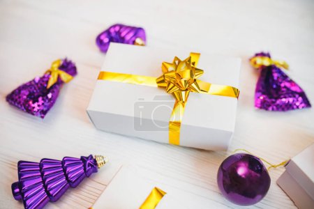 Foto de Decoración de Navidad y caja de regalo en color violeta púrpura lavanda sobre fondo blanco. - Imagen libre de derechos