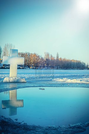 Téléchargez les photos : Crème glacée sur un trou de glace sur le lac pendant la fête du Baptême du Seigneur en Orthodoxie - en image libre de droit
