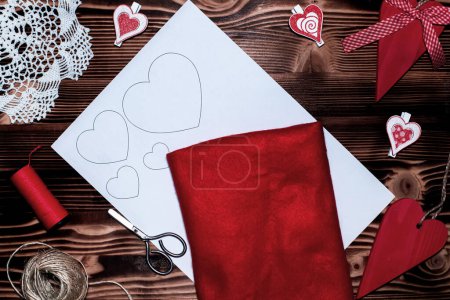 Foto de Día de San Valentín. Herramientas y materiales para coser corazones de fieltro para las vacaciones y como regalo para sus seres queridos - Imagen libre de derechos