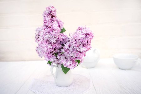 Téléchargez les photos : Nature morte créative. Délicat bouquet de lilas dans un vase. Concept de printemps. - en image libre de droit