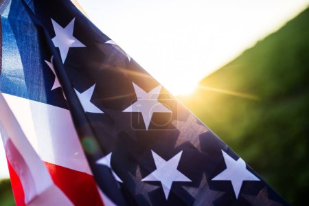 Foto de Bandera de América al atardecer. Día de la Independencia Americana. Día del Veterano - Imagen libre de derechos