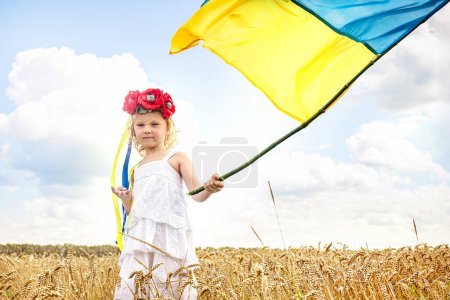 Foto de Chica patriótica mostrando bandera nacional ucraniana - Imagen libre de derechos