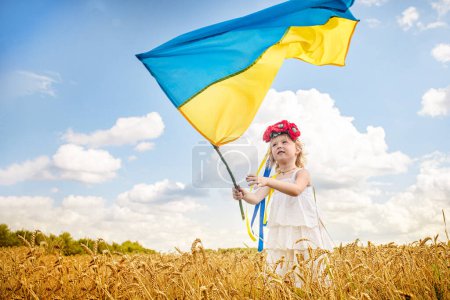 Foto de Niña con bandera de Ucrania. Bandera azul amarilla de Ucrania en manos de un niño en el Día de la Independencia y el Día de la Bandera - Imagen libre de derechos