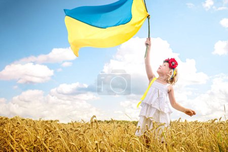 Foto de Día de la Independencia de Ucrania. Niña con bandera de Ucrania. niño sostiene la bandera azul y amarilla en el Día de la Bandera y el Día de la Constitución - Imagen libre de derechos