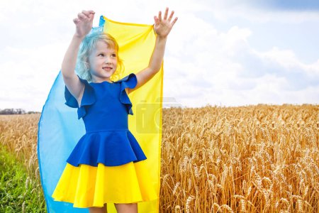 Téléchargez les photos : Une petite fille leva les mains en l'air, tenant le drapeau jaune et bleu de l'Ukraine. Jour de l'indépendance de l'Ukraine. Journée de l'unité. - en image libre de droit