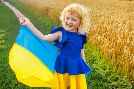 Foto de Chica patriótica mostrando bandera nacional ucraniana. niña con bandera de Ucrania. Bandera azul amarilla de Ucrania en manos de un niño en el Día de la Independencia y el Día de la Bandera - Imagen libre de derechos