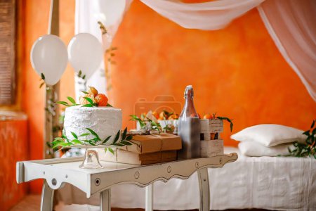 Téléchargez les photos : Gâteau blanc avec décoration d'oranges et laisse à une fête de genre. Concept de douche bébé - en image libre de droit