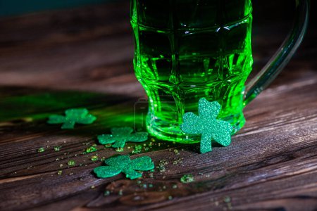 Foto de Día de San Patricio. Cerveza verde fresca. Bebida fría de la cervecería en un vaso de cerveza. Bebida tradicional irlandesa para el fin de semana - Imagen libre de derechos