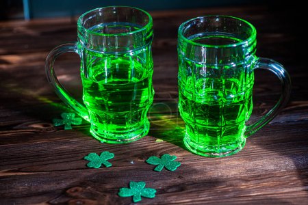 Foto de Dos vasos de cerveza irlandesa verde. Día de San Patricio. - Imagen libre de derechos