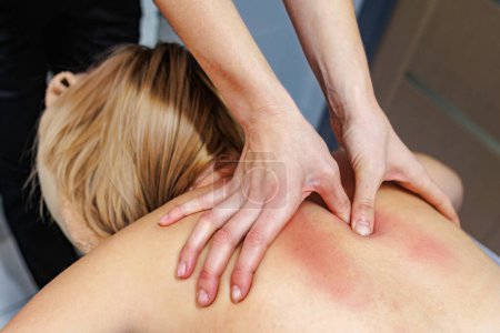 professionelle Masseur bietet eine wohltuende Rückenmassage in einem ruhigen Wellness-Oase. Muskelentspannungskonzept