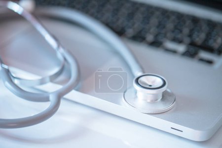 Foto de Portátil con estetoscopio, símbolo de la medicina moderna y de las soluciones sanitarias en línea. Concepto de consulta médica en línea - Imagen libre de derechos