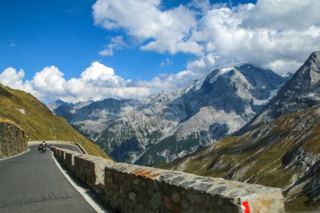 Foto de The drive through the hairpins of the challenging roads down the famous Stelvio Pass in the italian Alps, close to Switzerland. - Imagen libre de derechos