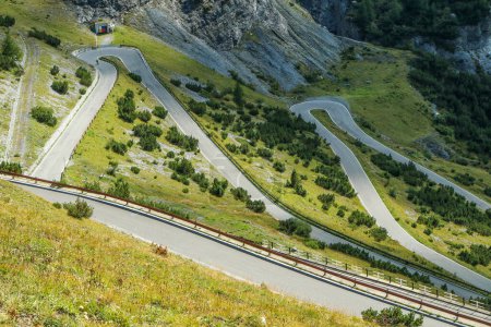 Foto de El detalle de las horquillas de la desafiante carretera hacia el famoso paso de Stelvio en los Alpes italianos, cerca de Suiza. - Imagen libre de derechos