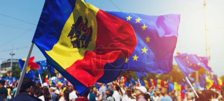 Foto de Asamblea de la Moldova Europea. Encuentro nacional del pueblo moldavo. Bandera de la Unión Europea y de la República de Moldova. - Imagen libre de derechos