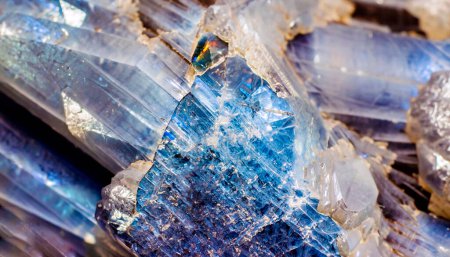 Blaues persisches Saphir-Salz - aus nächster Nähe. Saphir Makro Foto Textur mit Kristallstruktur