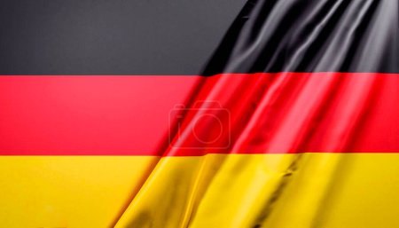Deutschland-Fahne schwenkend