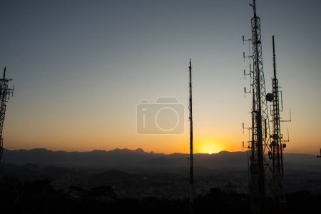 Foto de Torres de antena de telecomunicaciones de radio y televisión al atardecer de la tarde - Imagen libre de derechos