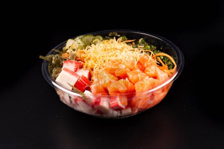 Foto de Tazón de comida japonesa oriental y kani aislado sobre fondo blanco salmón crudo sobre fondo negro en ángulo - Imagen libre de derechos