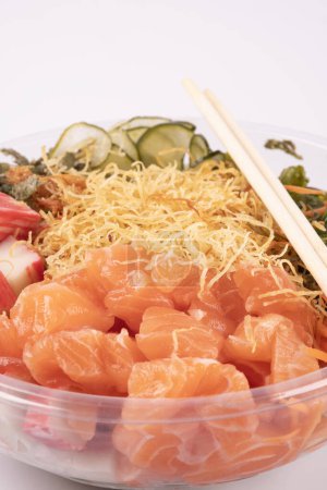 Foto de Oriental japonés comida poke y kani aislado en blanco fondo crudo salmón macro close up con un par de palillos - Imagen libre de derechos