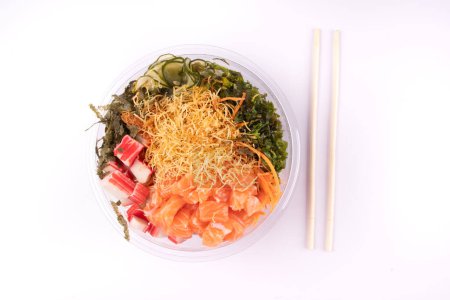 Foto de Oriental japonés comida poke con palillos y aislado en blanco fondo crudo salmón vista superior - Imagen libre de derechos