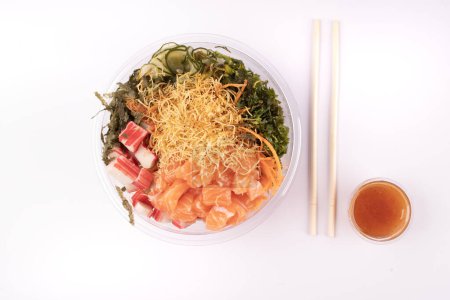 Foto de Oriental japonés comida poke con palillos y pimienta jalea aislado en blanco fondo vista superior - Imagen libre de derechos