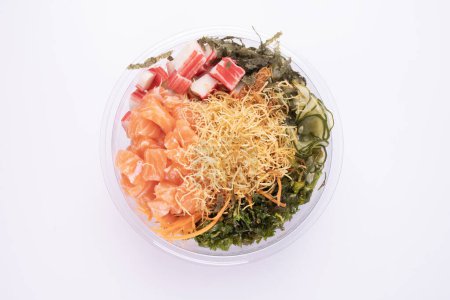 Foto de Oriental japonés comida poke y kani aislado en blanco fondo crudo salmón vista superior - Imagen libre de derechos
