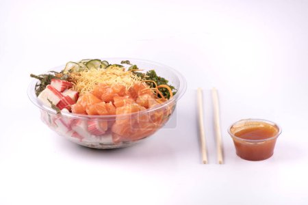 Foto de Oriental japonés comida poke con palillos y pimienta jalea aislado en blanco fondo - Imagen libre de derechos