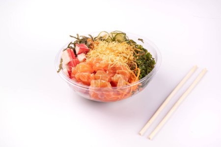 Foto de Oriental japonés comida poke con palillos y crudo salmón aislado en blanco fondo - Imagen libre de derechos