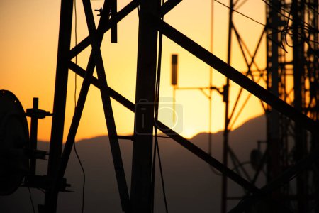 Foto de Primer plano en el marco de las torres de antena de telecomunicaciones de radio y televisión al atardecer o al amanecer de la tarde - Imagen libre de derechos