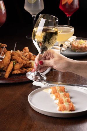 Téléchargez les photos : Banquet dîner avec fruits de mer au saumon et dégustation d'un vin blanc et cocktails - en image libre de droit