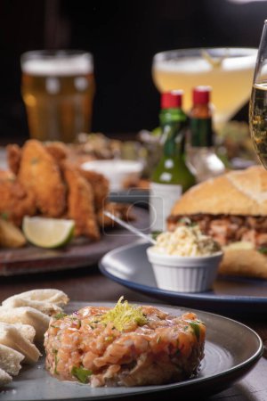 Téléchargez les photos : Table de banquet de fruits de mer au restaurant avec tartare de saumon cru en évidence - en image libre de droit
