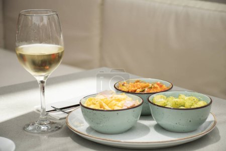 Téléchargez les photos : Assortiment avec différents plats de pâtes et un verre de vin blanc - en image libre de droit