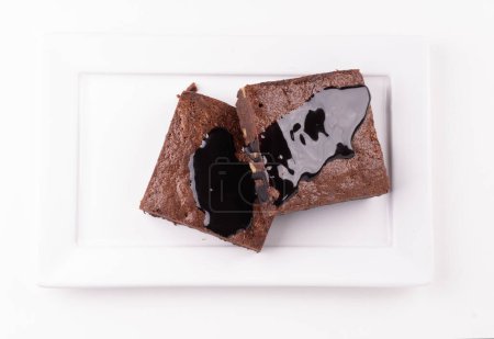 deux morceaux de brownie au chocolat avec châtaignes et glaçage au chocolat vue du dessus