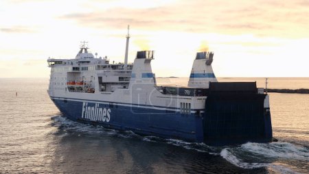 Téléchargez les photos : Mer du Nord, Europe - 10 17 2022 : Passager en ferry quittant le port européen vers sa prochaine destination - en image libre de droit