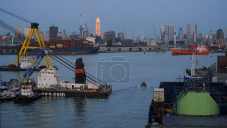 Téléchargez les photos : Rotterdam, Pays-Bas - 10 28 2022 : Trafic dense dans le port européen - en image libre de droit
