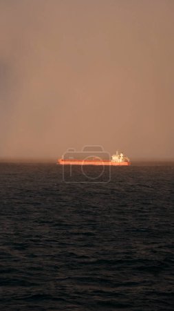 Téléchargez les photos : Mer Baltique, Europe - 10 31 2022 : pétrolier de couleur rouge repéré en cours dans les conditions météorologiques de brouillard dense dans la mer Baltique - en image libre de droit