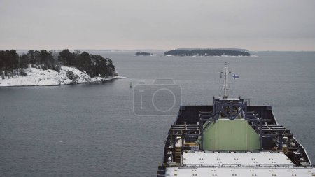 Téléchargez les photos : Mer Baltique, Europe - 10 11 2022 -Navire porte-conteneurs naviguant le long de la côte finlandaise dans les magnifiques fjords finlandais - en image libre de droit