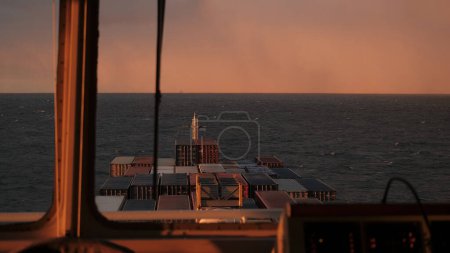 Téléchargez les photos : Mer Baltique, Europe - 10 11 2022 -Navire porte-conteneurs traversant la mer Baltique au beau lever du soleil le matin - en image libre de droit