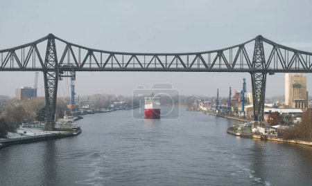 Téléchargez les photos : Rendsburg, Allemagne - 12 09 2022 : Voiture en cours et navigation le long du canal maritime allemand pendant le lever du soleil par une matinée givrée - en image libre de droit