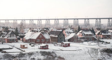 Foto de Rendsburg, Alemania - 12 09 2022: Mañana nevada en el magnífico campo alemán y un gran puente ferroviario en un segundo plano - Imagen libre de derechos