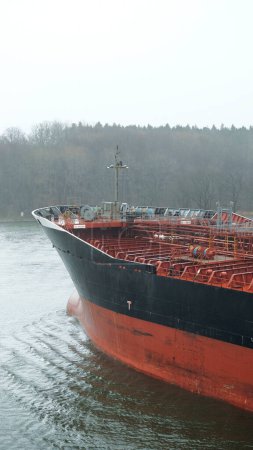 Téléchargez les photos : Side view of the oil tanker sailing in the Kiel canal - en image libre de droit
