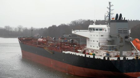 Téléchargez les photos : Side view of the oil tanker sailing along the shipping lane in Germany - en image libre de droit