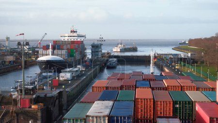 Téléchargez les photos : Brunsbuettel, Germany - 02 02 2022: Two container ships waiting for high tide in the lock in Germany - en image libre de droit