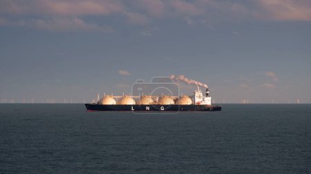 Téléchargez les photos : North sea, Europe - 02 02 2022: Liquified natural gas carrier at anchor off the German coast. LNG tanker owned by the Arabian shipping company at anchor with installed and working scrubber system. - en image libre de droit
