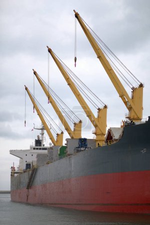 Foto de Gdynia, Polonia - marzo de 2023: granelero con grúas no seguras durante las operaciones de carga en el puerto europeo - Imagen libre de derechos
